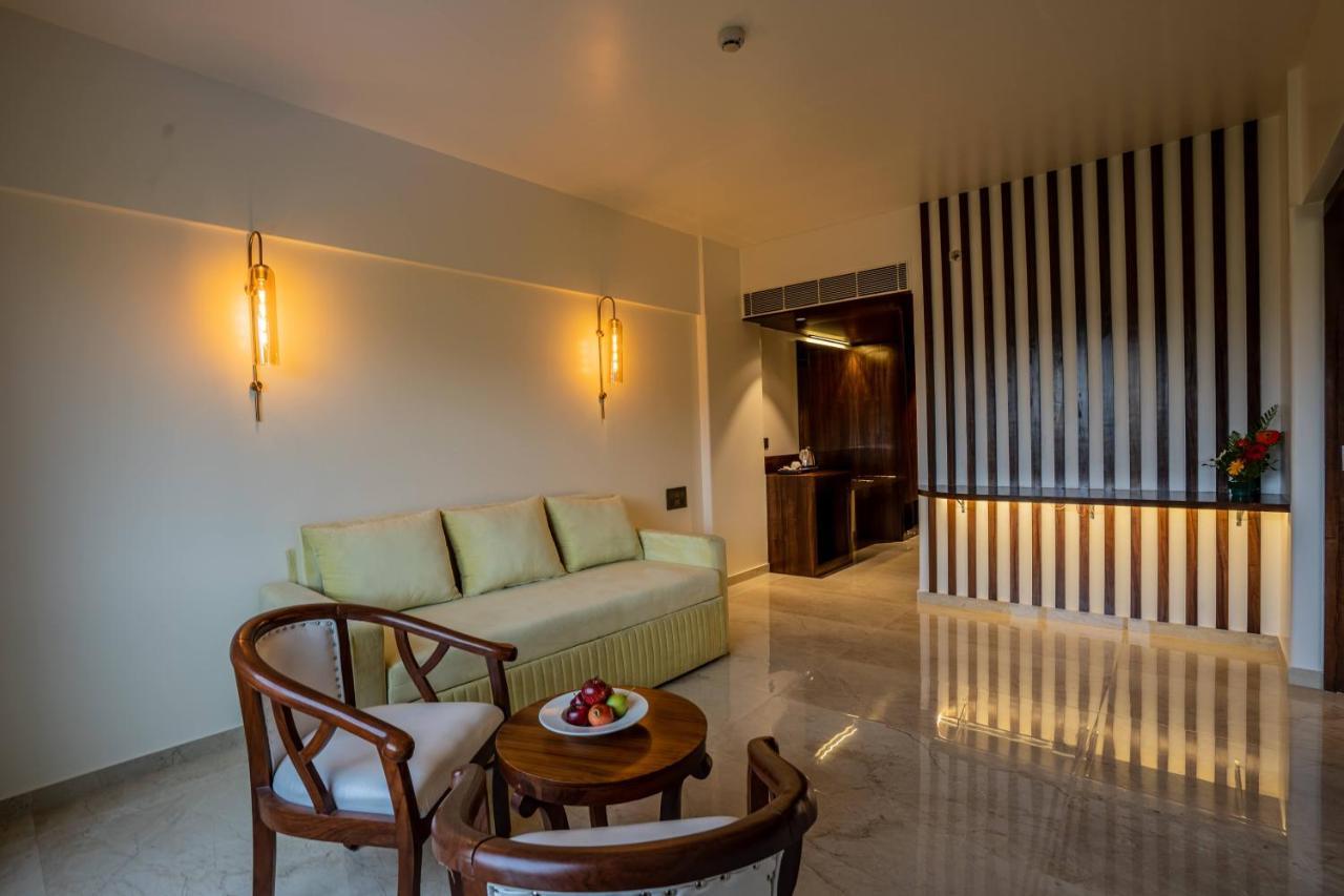 Mastiff Grand The Sia Palace Suites & Banquets, Khopoli, Near Imagica Ngoại thất bức ảnh